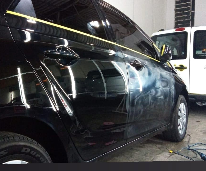 Processo técnico em veículo preto